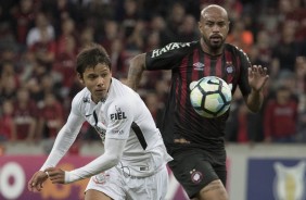 Romero 'brigando' muito durante o jogo com o Atlético-PR