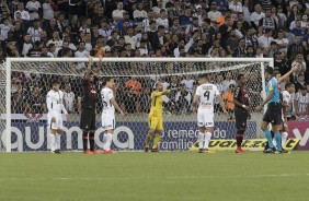 Walter pegou um pnalti contra o Atltico-PR, mas saiu lesionado no final da partida