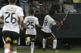 Balançando a bandeirinha de escanteio, Kazim comemorou o gol contra o Avaí