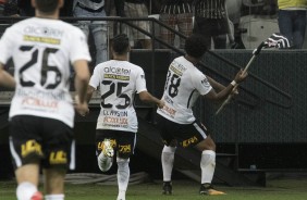 Balanando a bandeirinha de escanteio, Kazim comemorou o gol contra o Ava