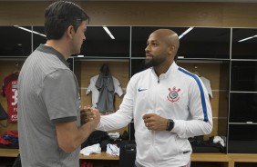 Cuca e Fellipe Bastos se cumprimento no vestirio da Arena antes do duelo contra o Ava