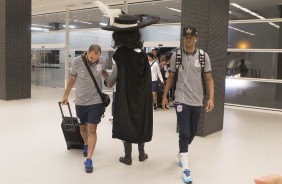 Danilo chegando à Arena Corinthians com os cumprimentos do mascote do time