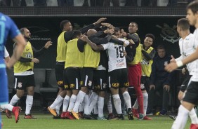 Elenco comemorando o gol de Kazim contra o Ava na Arena Corinthians