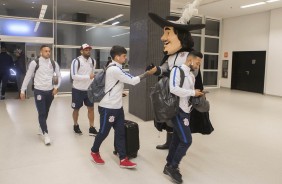 Fagner cumprimenta o Mosqueteiro - mascote do time - na Arena Corinthians