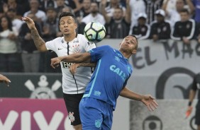 Guilherme Arana em dividida com jogador do Avaí, na Arena Corinthians