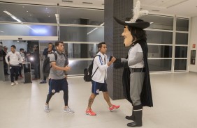 Jadson cumprimenta o Mosqueteiro - mascote do time - na Arena Corinthians