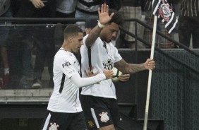 Jogadores abraando Kazim em comemorao ao gol do turco contra o Ava