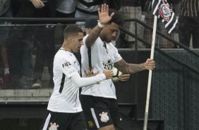 Jogadores abraçando Kazim em comemoração ao gol do turco contra o Avaí