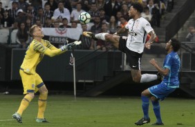 Kazim em fantástica dividida com goleiro do Avaí