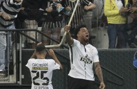 Kazim foi comemorar com a torcida o gol que marcou contra o Ava, na Arena Corinthians