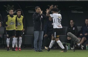 Kazim foi comemorar o gol com o treinador Fábio Carille