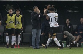 Kazim foi comemorar o gol com o treinador Fbio Carille