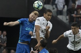 Pablo em jogada aérea com jogador do Avaí, na Arena Corinthians