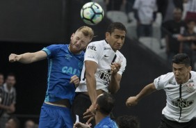 Pablo em jogada area com jogador do Ava, na Arena Corinthians