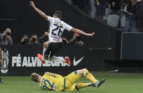 Rodriguinho em dividida com o goleiro Douglas, que também é do Corinthians, mas atua pelo Avaí