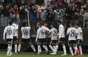 Todos os jogadores foram comemorar ao lado do turco Kazim o gol do atacante contra o Ava