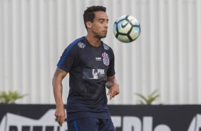 Jadson durante o treino antes do jogo contra o Ava