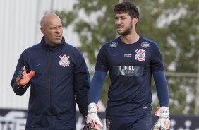 Mauri conversa com Caíque França no último treino antes do goleiro ser titular diante o Avaí
