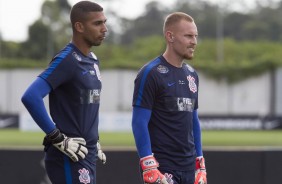 Os goleiros da base do Timão durante o treino de hoje no CT