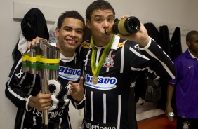 No vestirio do Beira-Rio, Dentinho e Ronaldo posam com a taa da Copa BR