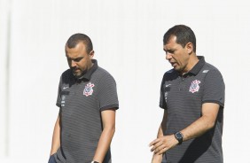 Carille e comissão técnica durante treino no CT Joaquim Grava