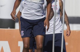 Carlinhos durante treino no CT Joaquim Grava