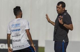 Fábio Carille passa orientações ao atacante Clayson