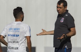 Fábio Carille passa orientações ao atacante Clayson