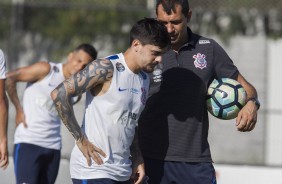 Fábio Carille passa orientações ao lateral Fagner