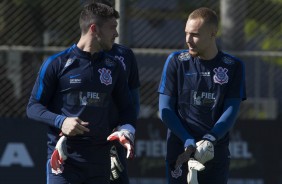 Goleiros do Corinthians durante o treino desta tarde no CT Joaquim Grava