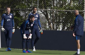 Goleiros do Corinthians durante o treino desta tarde no CT Joaquim Grava