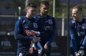 Goleiros do Corinthians durante o treino desta tarde no CT Joaquim Grava