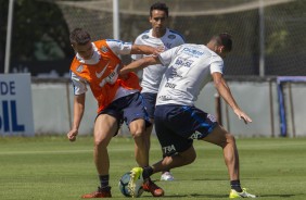 Jadson observa disputa de bola dos colegas em treino