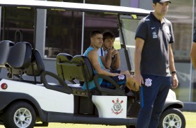 Romero e Gabriel observam o treino desta segunda