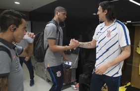Cssio cumprimenta os companheiros no vestirio antes do jogo contra o Fluminense