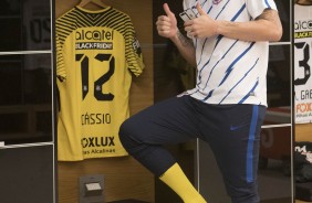 Cássio posa para foto ao lado do seu manto sagrado no vestiário da Arena Corinthians
