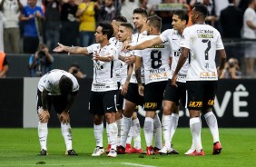 Elenco comemorando o gol do meia Jadson contra o Fluminense