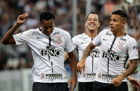 Festa no gol do atacante Jô