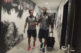 Jadson e J chegam juntos  Arena Corinthians para duelo contra o Fluminense