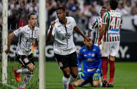 Jô anotou dois gols contra o Fluminense