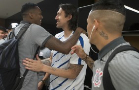 J e Cssio se abraam no vestirio da Arena antes do duelo contra o Fluminense
