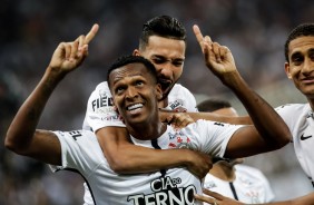 Jô marcou dois, dos três gols do Corinthians, contra o Fluminense