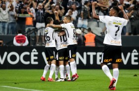 Jogadores em festa contra o Fluminense