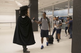 O Mosqueteiro cumprimenta o atacante Jô na chegada à Arena Corinthians