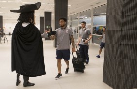O Mosqueteiro cumprimenta o atacante Kazim na chegada à Arena Corinthians