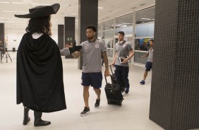 O Mosqueteiro cumprimenta o atacante Kazim na chegada  Arena Corinthians