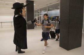 O Mosqueteiro cumprimenta o atacante Romero na chegada à Arena Corinthians