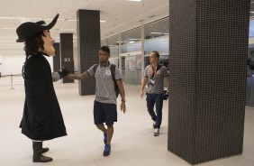 O Mosqueteiro cumprimenta o jogador Paulo Roberto na chegada  Arena Corinthians