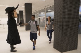 O Mosqueteiro cumprimenta o jogador Paulo Roberto na chegada à Arena Corinthians