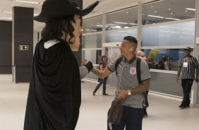 O Mosqueteiro cumprimenta o lateral Guilherme Arana na chegada à Arena Corinthians